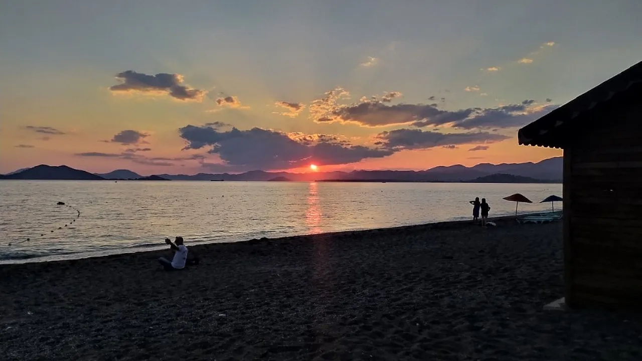 Fethiye'de Sıcak Hava Etkisini Sürdürüyor: Termometreler 34 Dereceyi Gösterecek