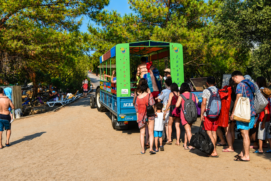 Thousands of Tourists Go to the Sea by Tractor in Marmaris!