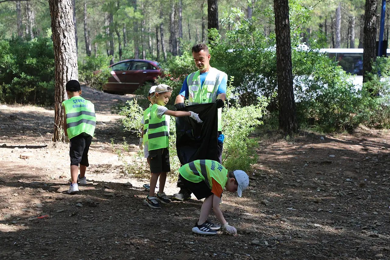 Exemplary Environmental Cleanup Event by Students at Ula Pond