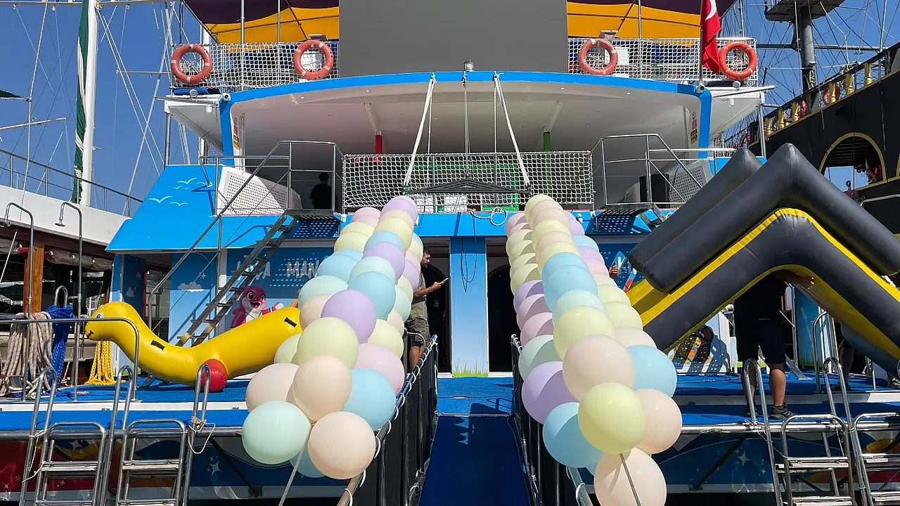 T&uuml;rkiye'nin İlk Y&uuml;zen &Ccedil;ocuk Eğlence Teknesi Toys Boat Hizmete Başladı