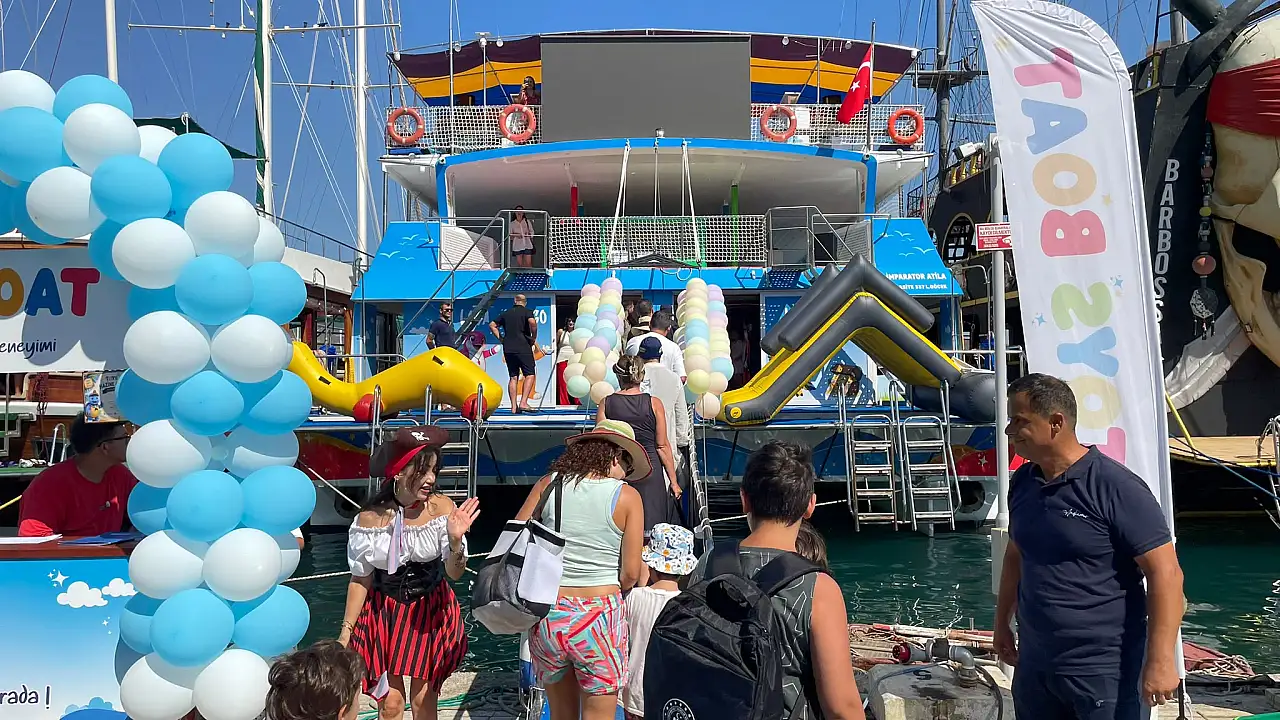 T&uuml;rkiye'nin İlk Y&uuml;zen &Ccedil;ocuk Eğlence Teknesi Toys Boat Hizmete Başladı