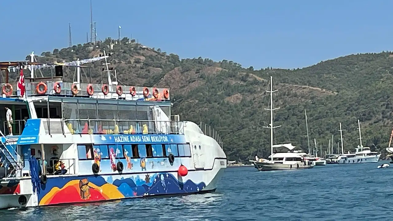 T&uuml;rkiye'nin İlk Y&uuml;zen &Ccedil;ocuk Eğlence Teknesi Toys Boat Hizmete Başladı