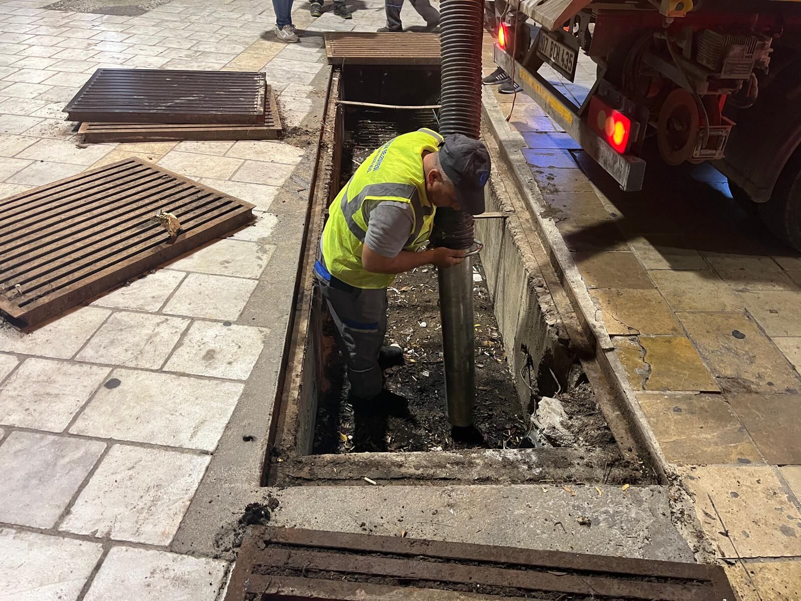 &Ccedil;arşı Mahallesi&rsquo;nde Mazgal Temizliği Ve İla&ccedil;lama &Ccedil;alışması (4)