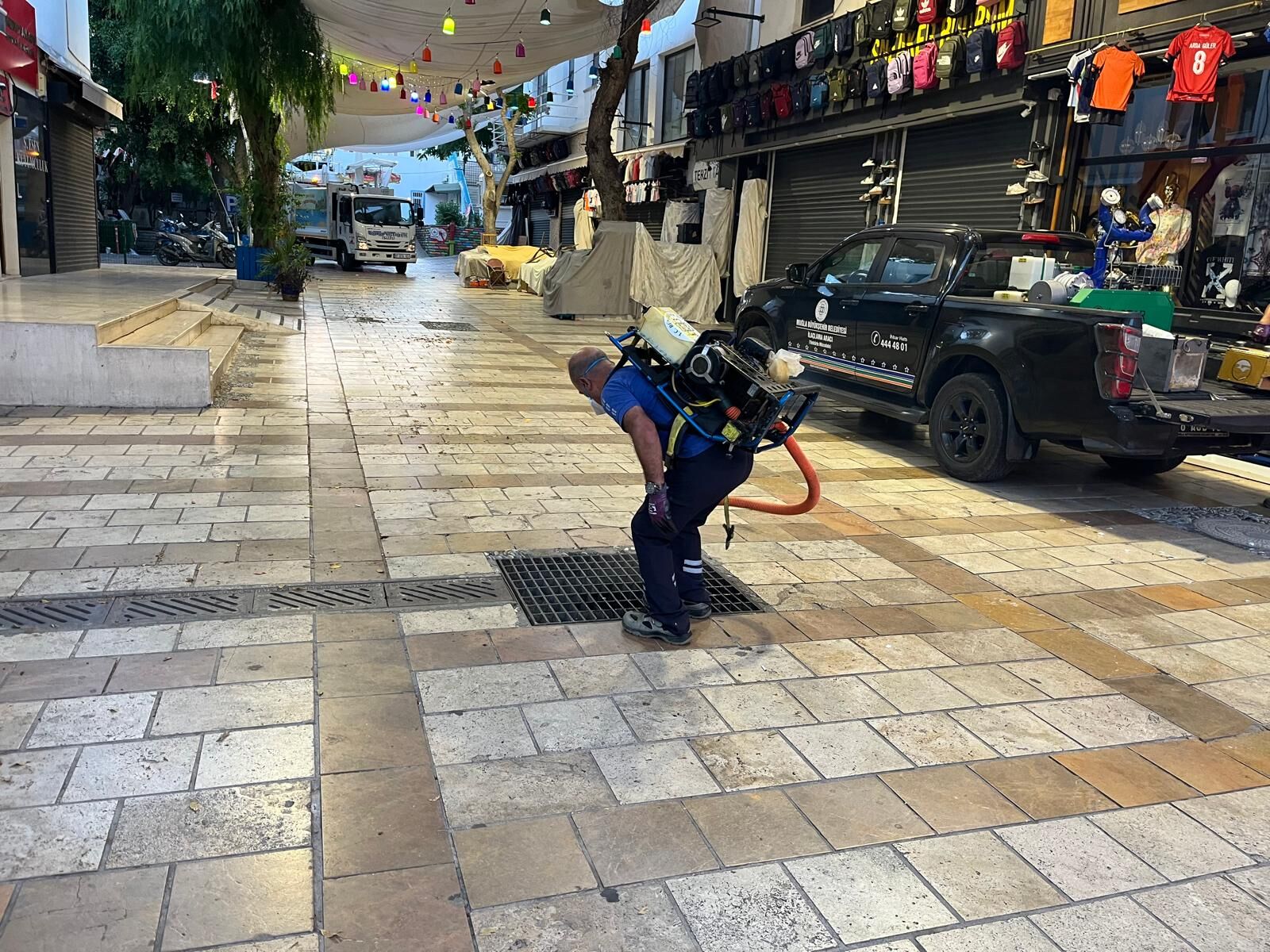 &Ccedil;arşı Mahallesi&rsquo;nde Mazgal Temizliği Ve İla&ccedil;lama &Ccedil;alışması (1)