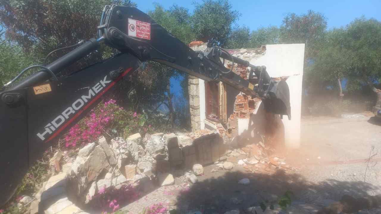Bodrum&rsquo;da Ka&ccedil;ak Yapılara Yıkım 64 Yapı Kaldırıldı (2)
