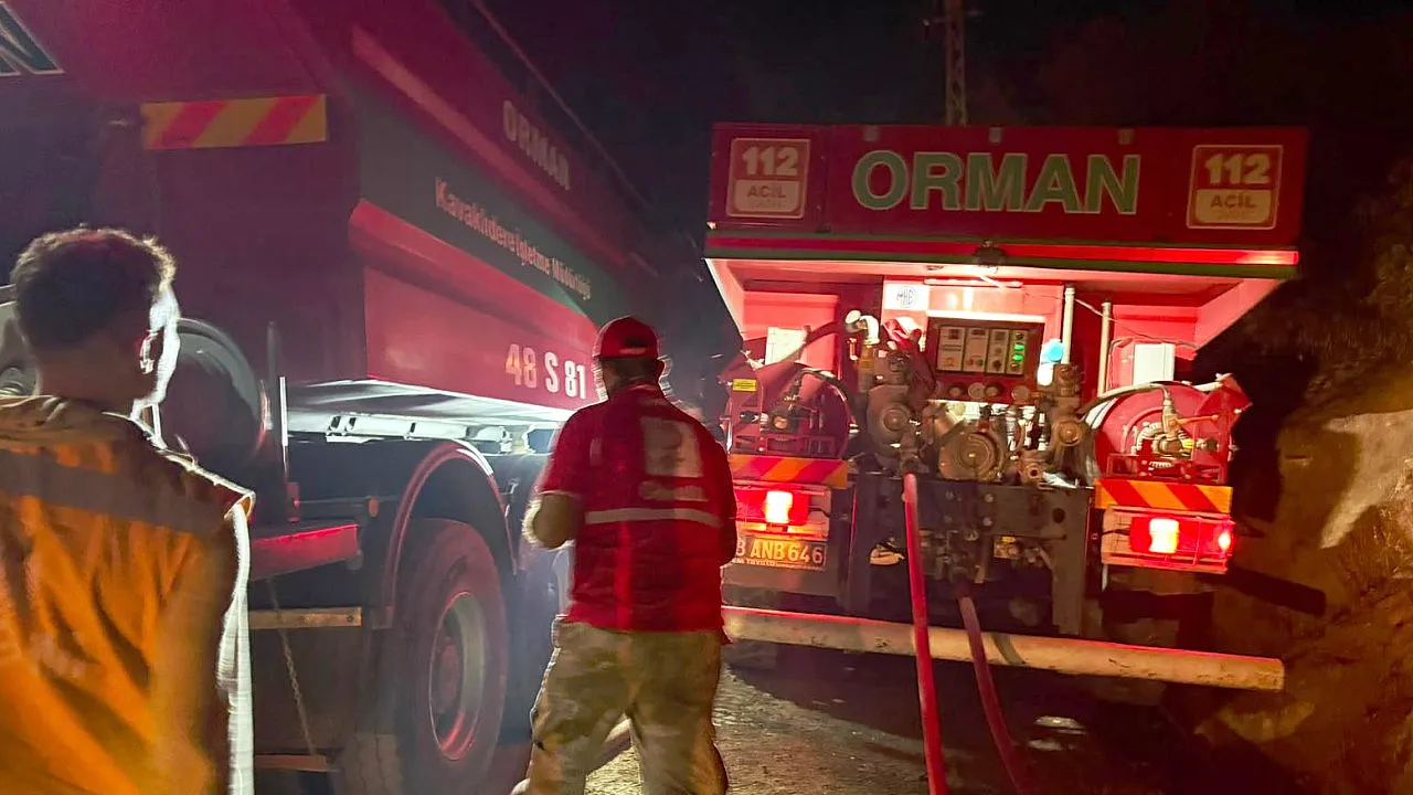 T&uuml;rk Kızılay Fethiye Şubesi'nden yangınla m&uuml;cadele eden ekiplere destek
