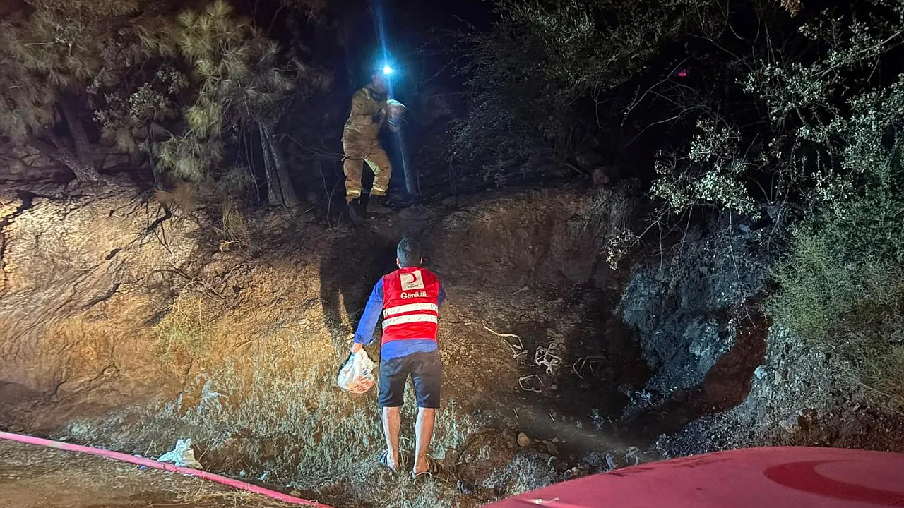 T&uuml;rk Kızılay Fethiye Şubesi'nden yangınla m&uuml;cadele eden ekiplere destek