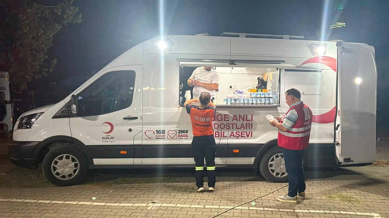 T&uuml;rk Kızılay Fethiye Şubesi'nden yangınla m&uuml;cadele eden ekiplere destek