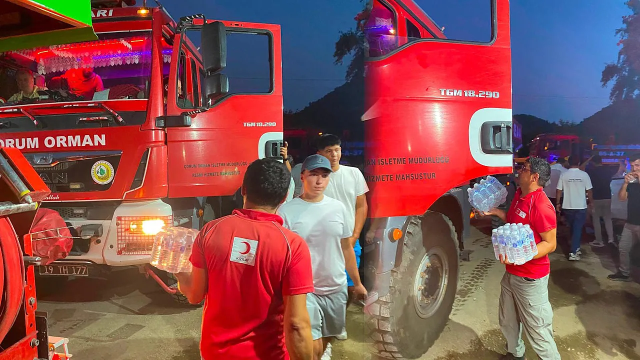 T&uuml;rk Kızılay Fethiye Şubesi'nden yangınla m&uuml;cadele eden ekiplere destek
