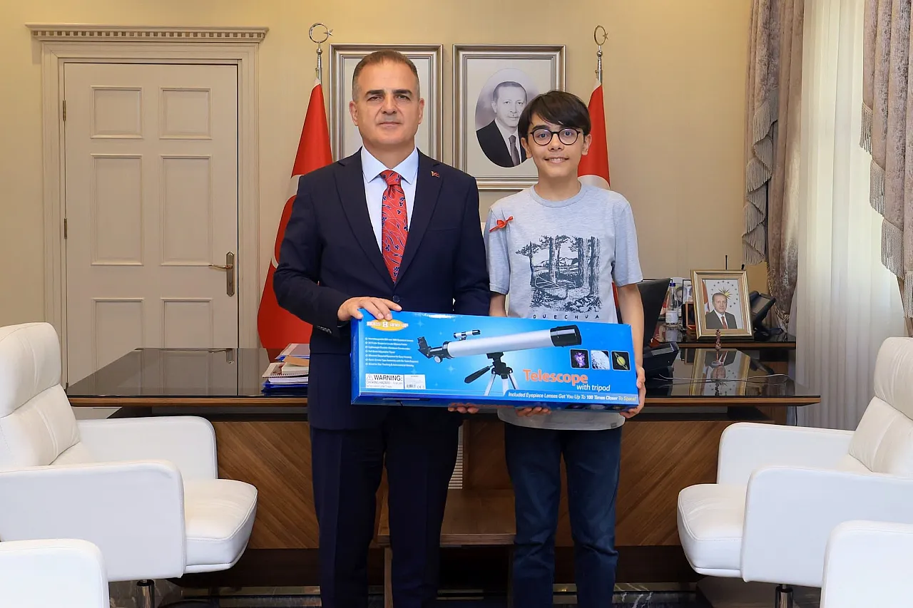 Muğla Valisi Dr. İdris Akbıyık, LGS şampiyonlarını altınla &ouml;d&uuml;llendirdi