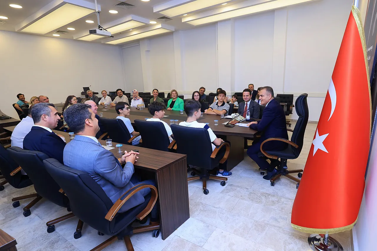 Muğla Valisi Dr. İdris Akbıyık, LGS şampiyonlarını altınla &ouml;d&uuml;llendirdi