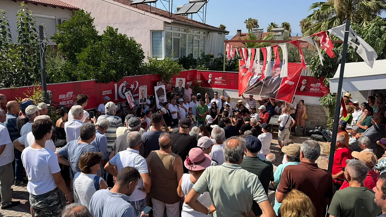 Fethiye'de duygusal veda: 'Bir gün geri dönmek üzere baba ocağımıza veda ediyoruz'