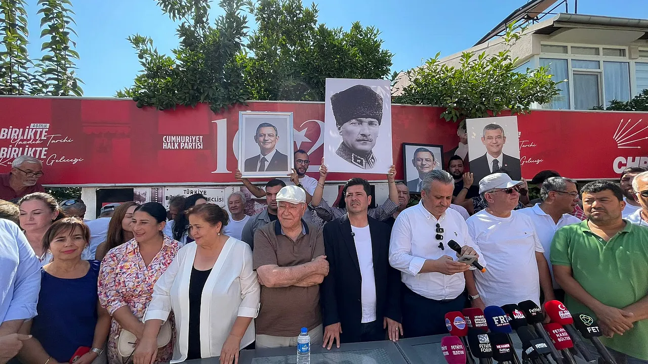 Fethiye'de duygusal veda: 'Bir gün geri dönmek üzere baba ocağımıza veda ediyoruz'