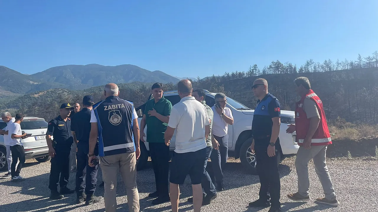 Fethiye protokol&uuml; yangın b&ouml;lgesinde koordinasyonu yerinde takip ediyor