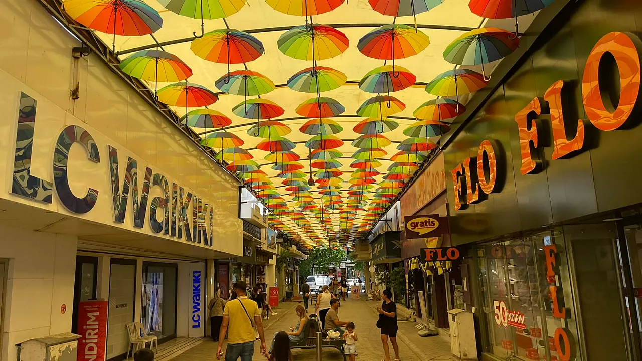 Fethiye'nin &Uuml;nl&uuml; Şemsiyeli Sokağı Modern G&ouml;r&uuml;n&uuml;m&uuml;ne Kavuştu