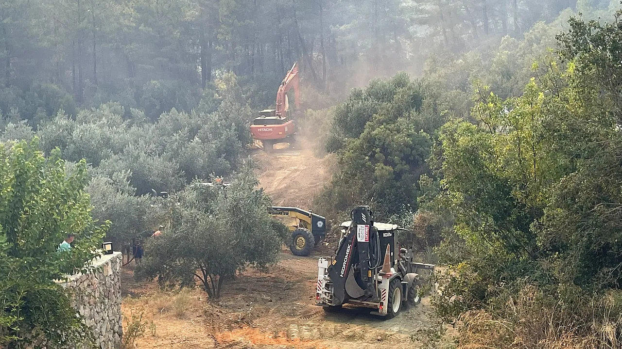 Fethiye Yeşilüzümlü'de evler tahliye ediliyor, koruma hatları oluşturuluyor
