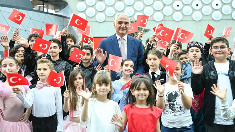 23 Nisan&rsquo;da sinema coşkusu Biletler 120 lira... Bakan Ersoy&rsquo;dan ailelere davet