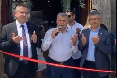 Meyhane açılışında dua eden emekli din görelisine tepki yağdı