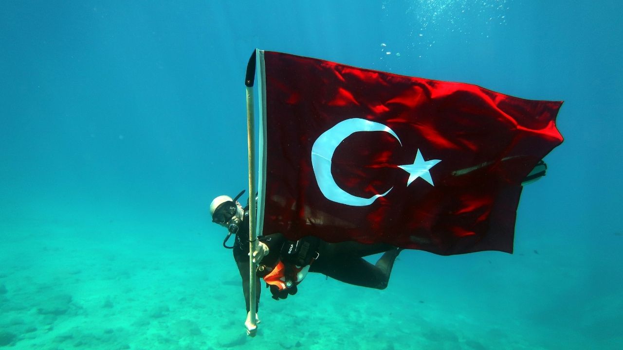 Muğla'da büyüleyen 19 Mayıs kutlaması: Fethiye'de Türk bayrağı bu kez su altında dalgalandı!