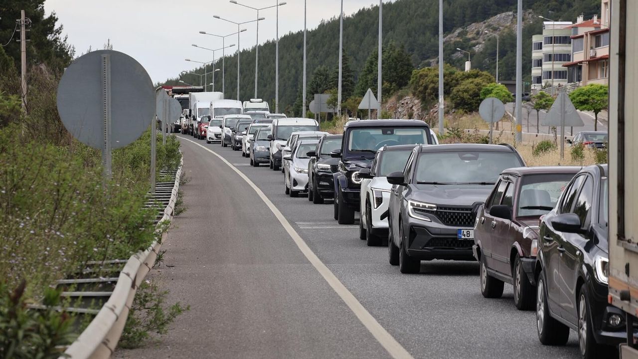 Muğla’ya tatilci akını: 3 kilometrelik araç kuyruğu