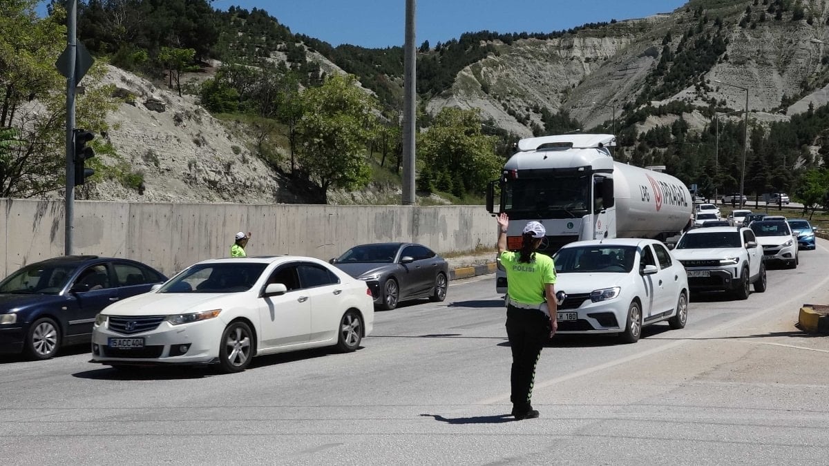 Burdur-Ankara yolunda 'tatil dönüşü' trafiği