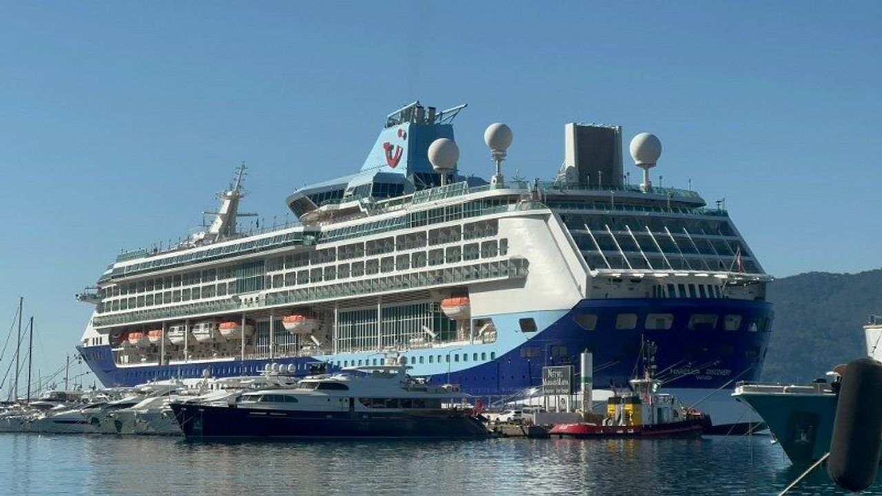 Dev gemi 2 bin500 yolcusu ile Marmaris Limanı’na demirledi