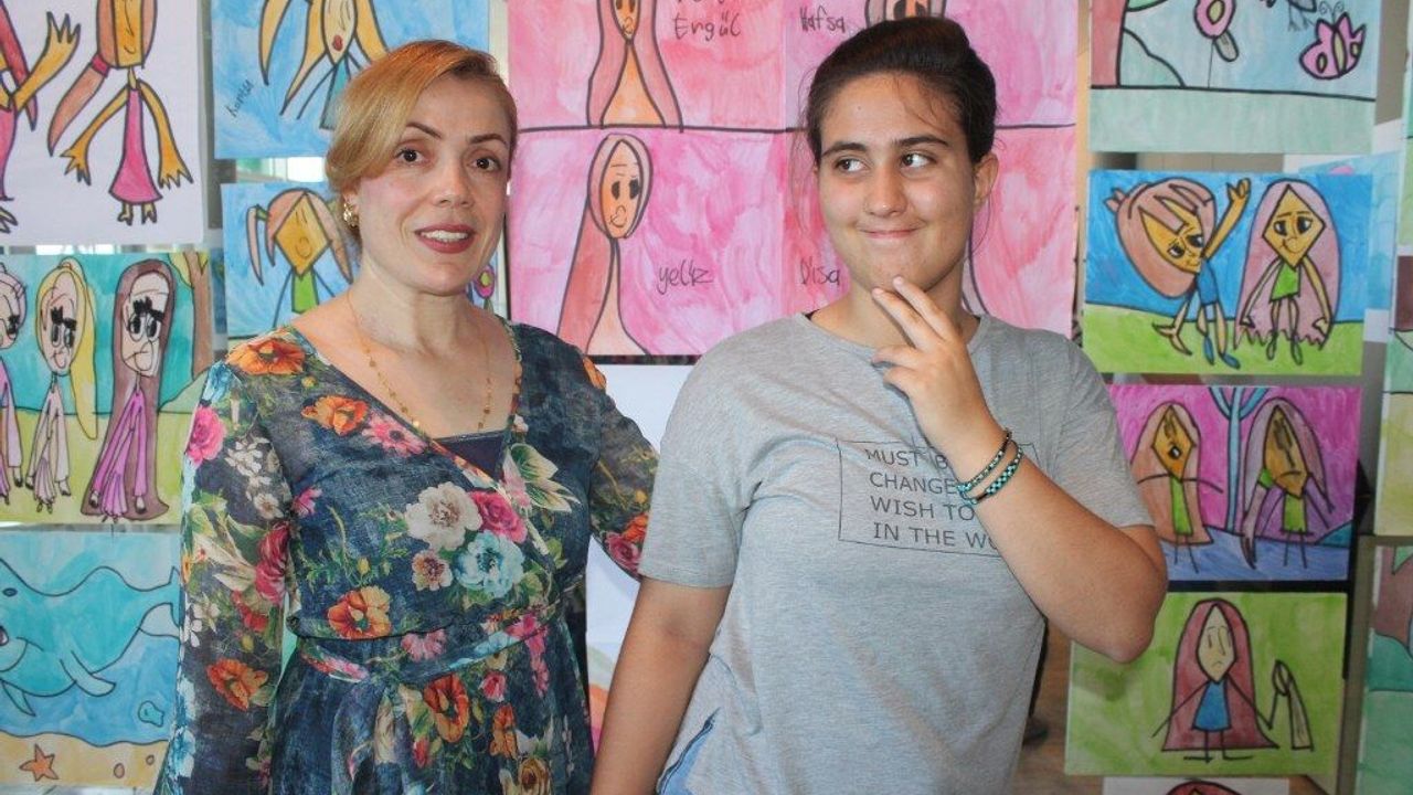 "The Girl Who Speaks with Colors" painting exhibition opened
