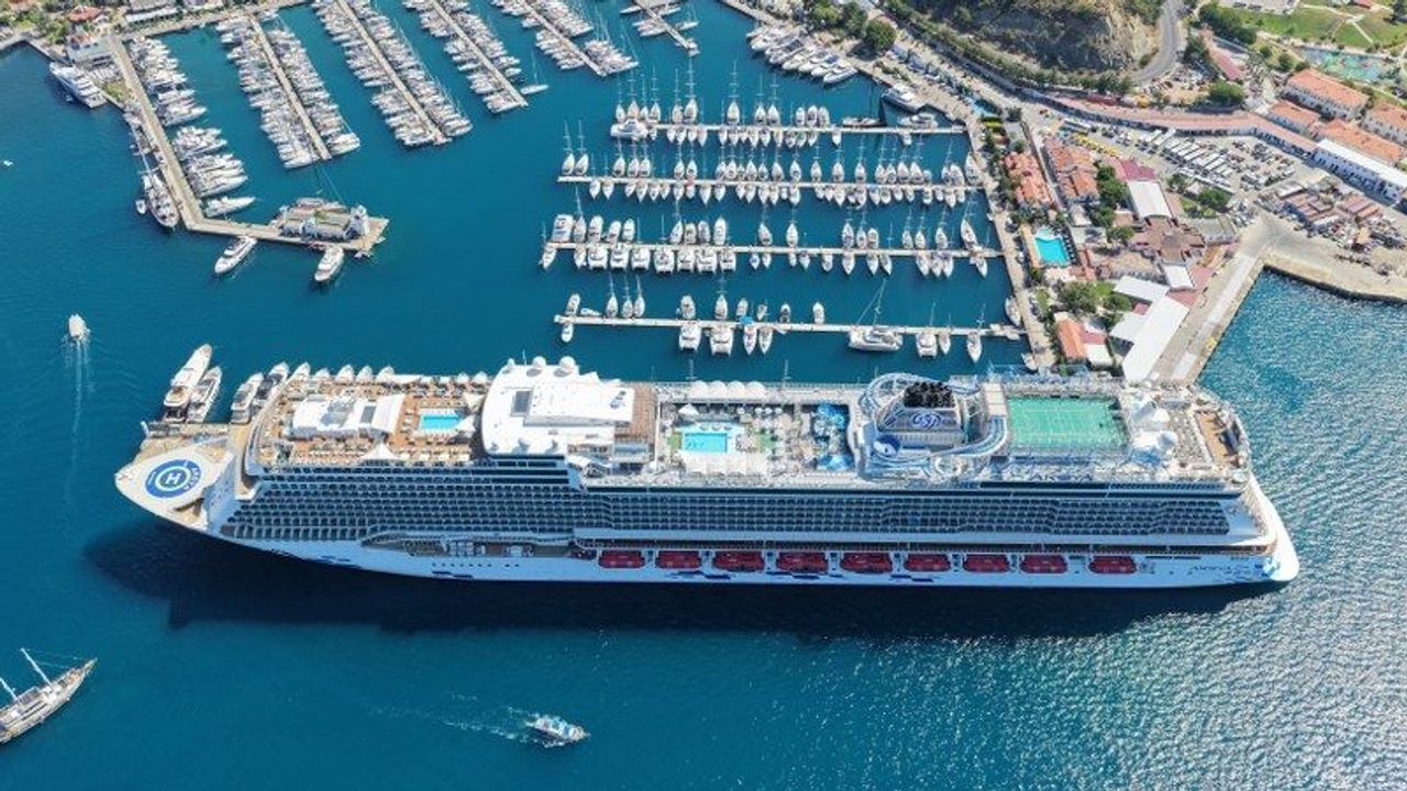 Marmaris'e "Aroya" kruvaziyeri 1820 turist getirdi
