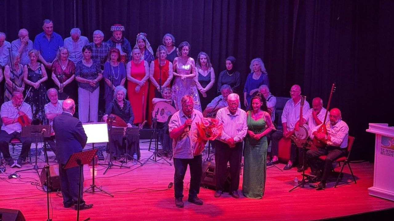 They performed popular folk songs at the “Journey to Folk Songs” concert