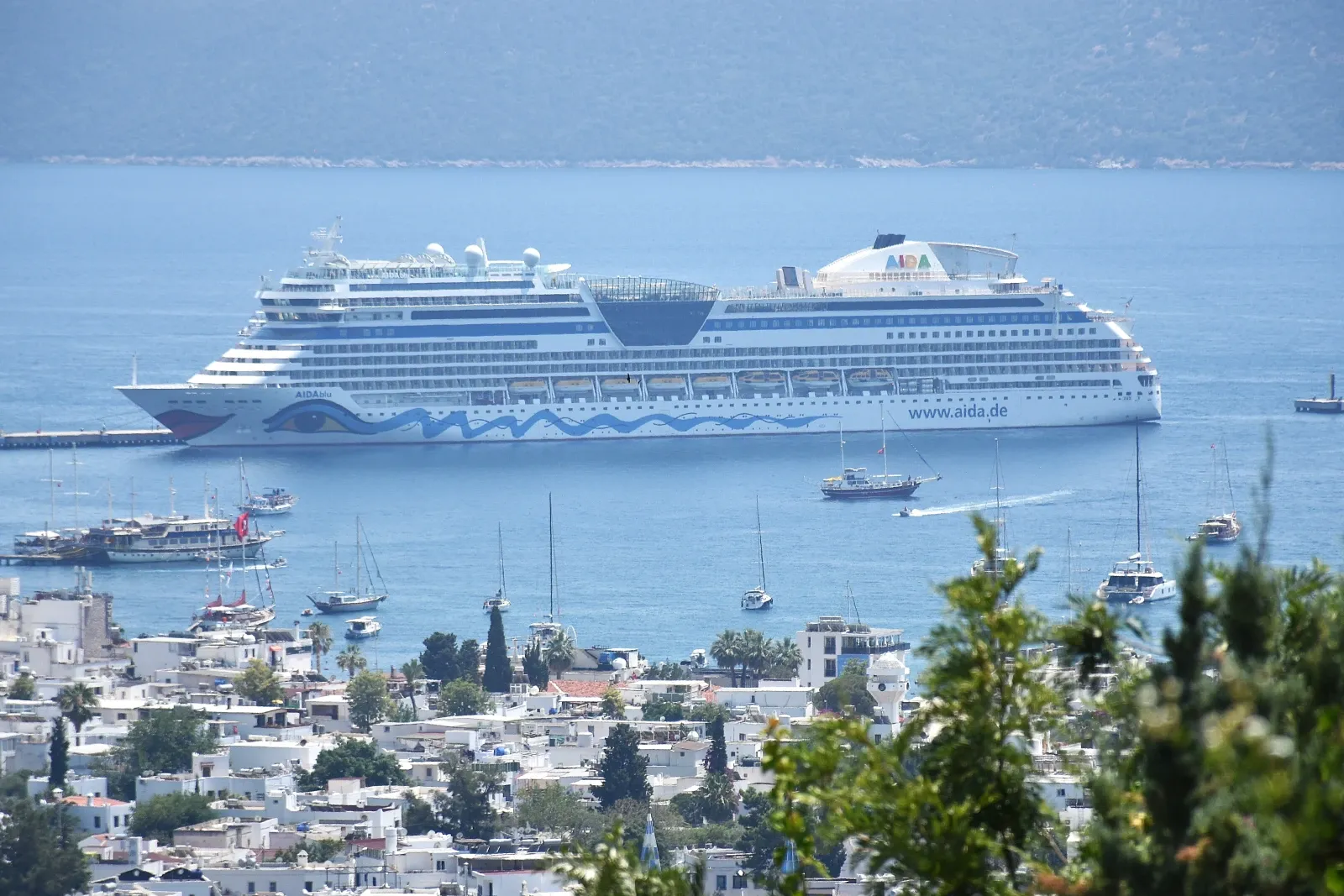 AIDAblu ile Bodrum'a 2 Bin 349 Turist Geldi