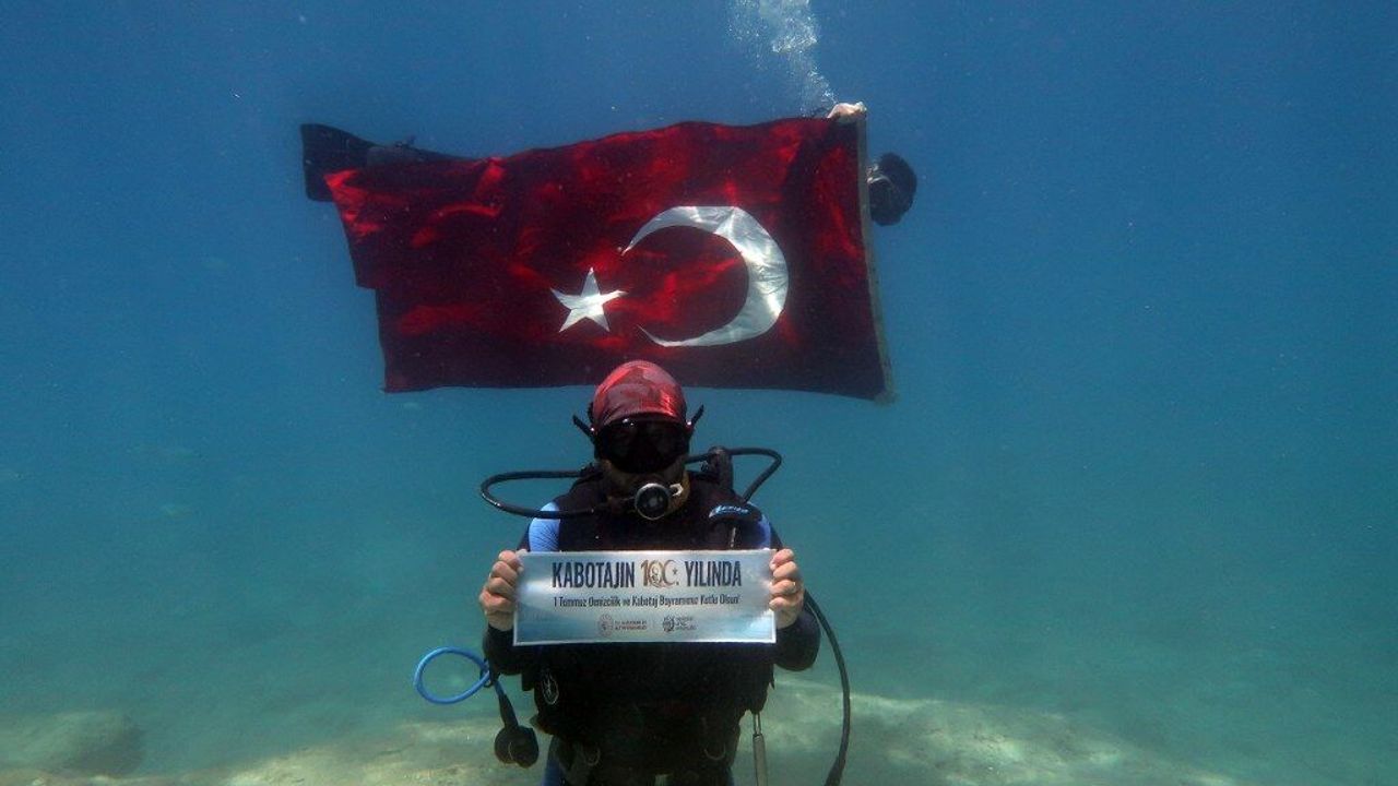 Denizcilik ve Kabotaj Bayramı'nı denizin dibinde kutladılar