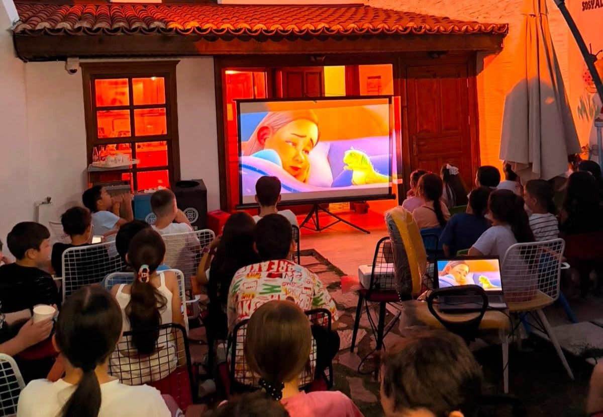 300 Çocuk Karne Coşkusunu Sinema Etkinliğinde Kutladı