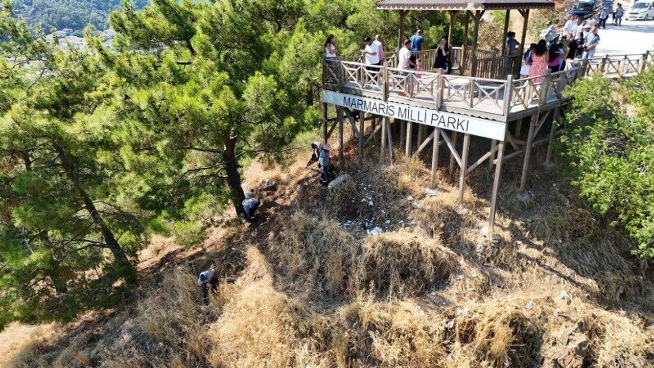 Marmaris Seyir Tepesi’nde çöp mesaisi