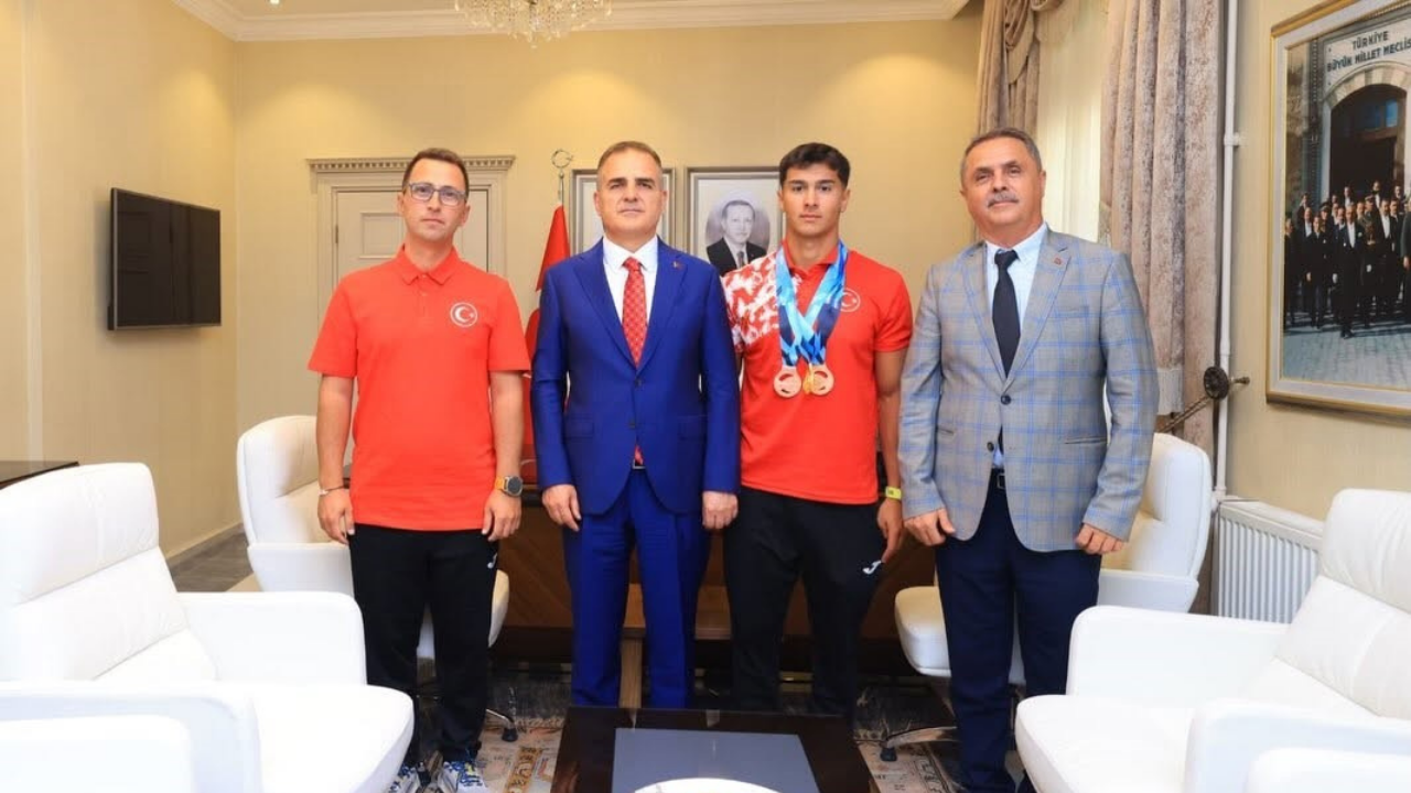 Vali Akbıyık'tan Dünya Şampiyonu Karahan'a altın ödül