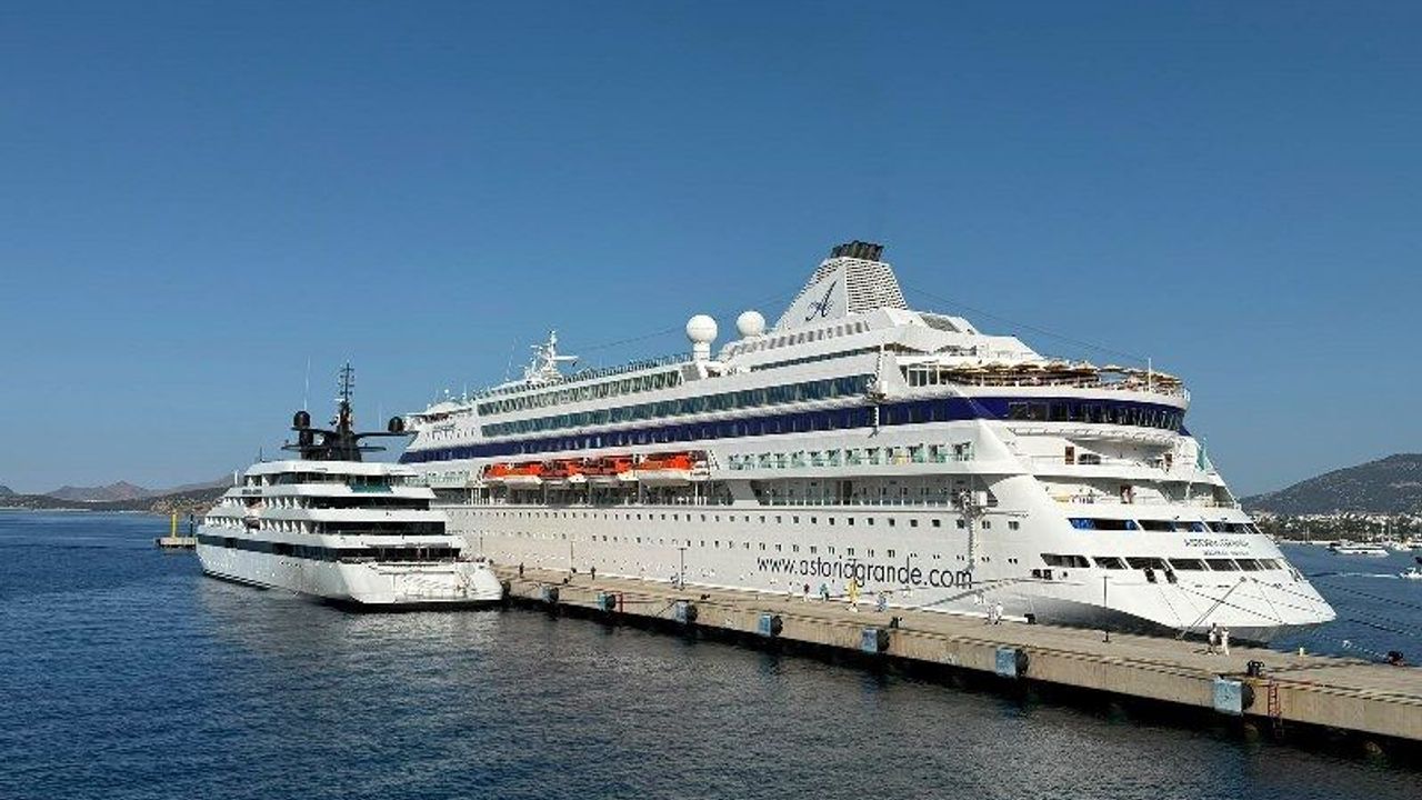 Two Ships Arrived in Bodrum at the Same Time