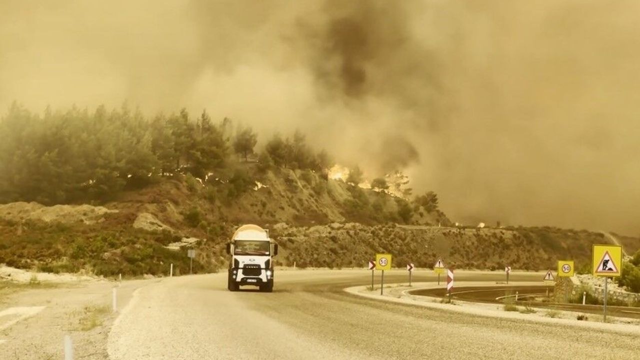 Fethiye Seydikemer Antalya Yolu Yangın Nedeniyle Kapatıldı
