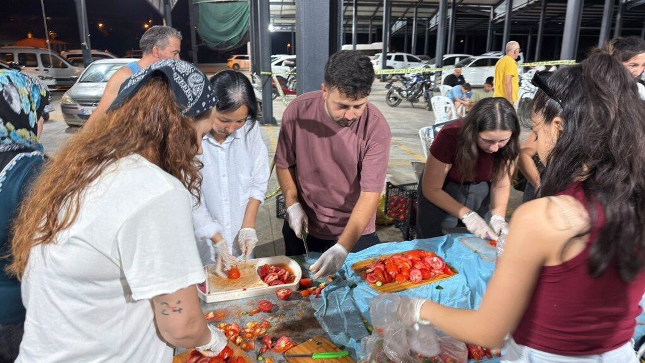 Bir yanda alevlerle mücadele, bir yanda yürek ısıtan dayanışma