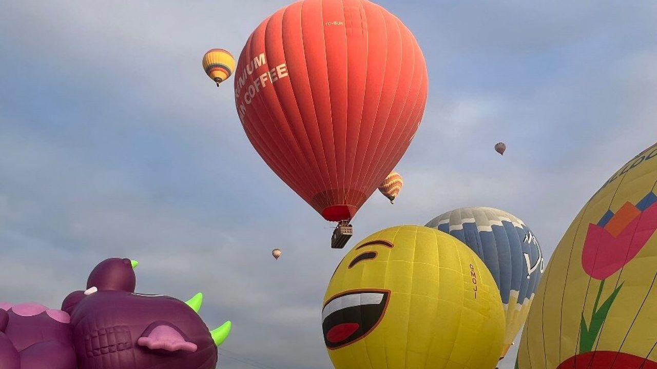 35 shaped balloons from 10 countries colored the skies of Cappadocia