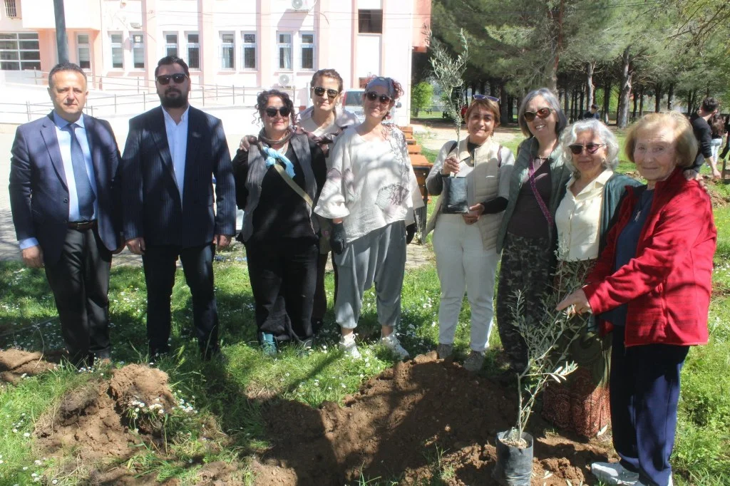 Öğretmen ve öğrenciler anısna fidan dikildi