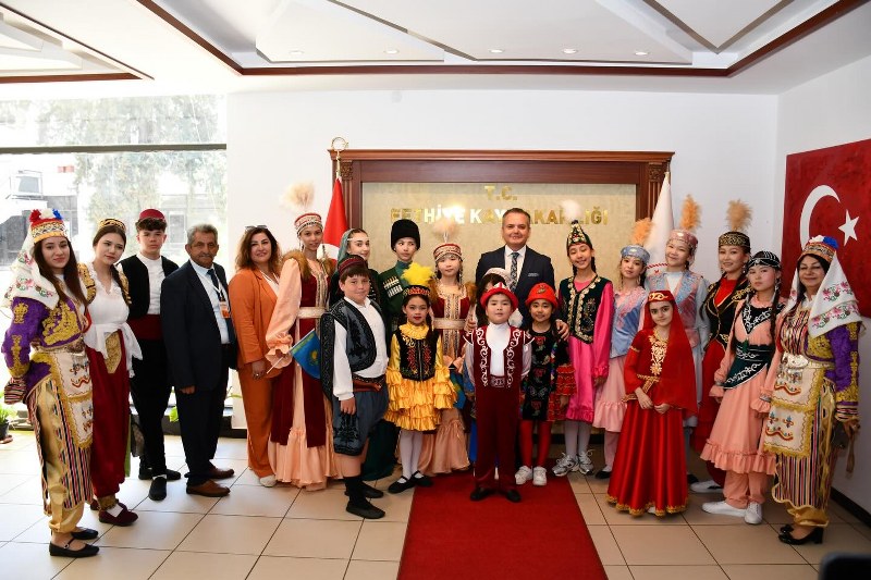 Dünya çocukları Kaymakam Akkaya'yı ziyaret etti