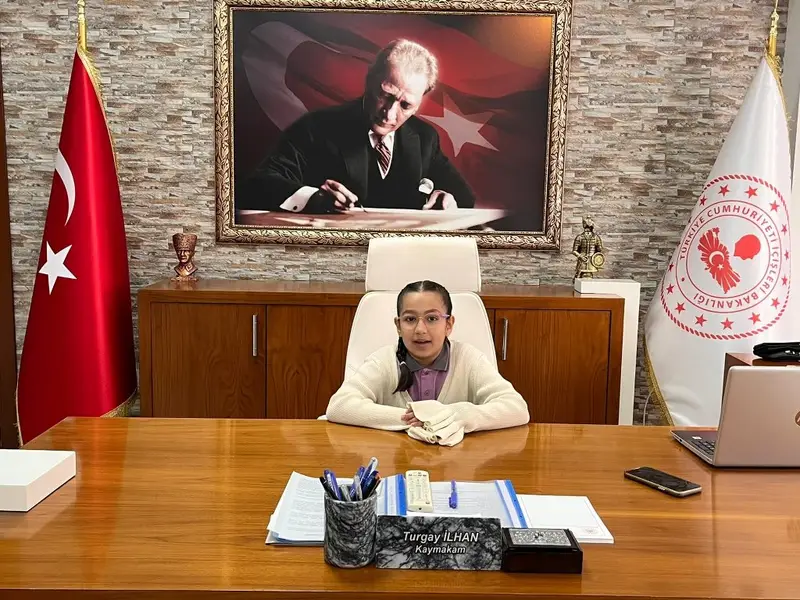 Yatağan Kaymakamı İlhan, koltuğu minik öğrenciye emanet etti