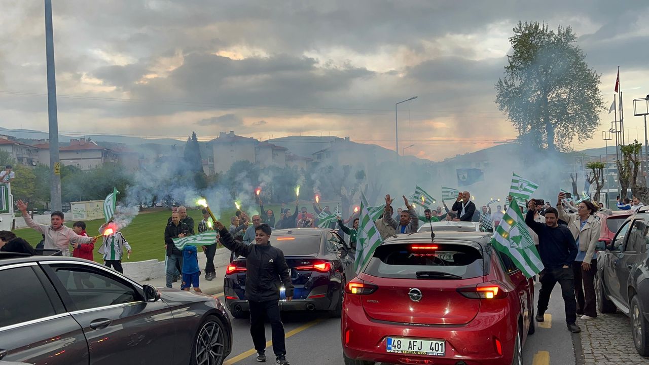Muğlaspor’a taraftardan görkemli karşılama