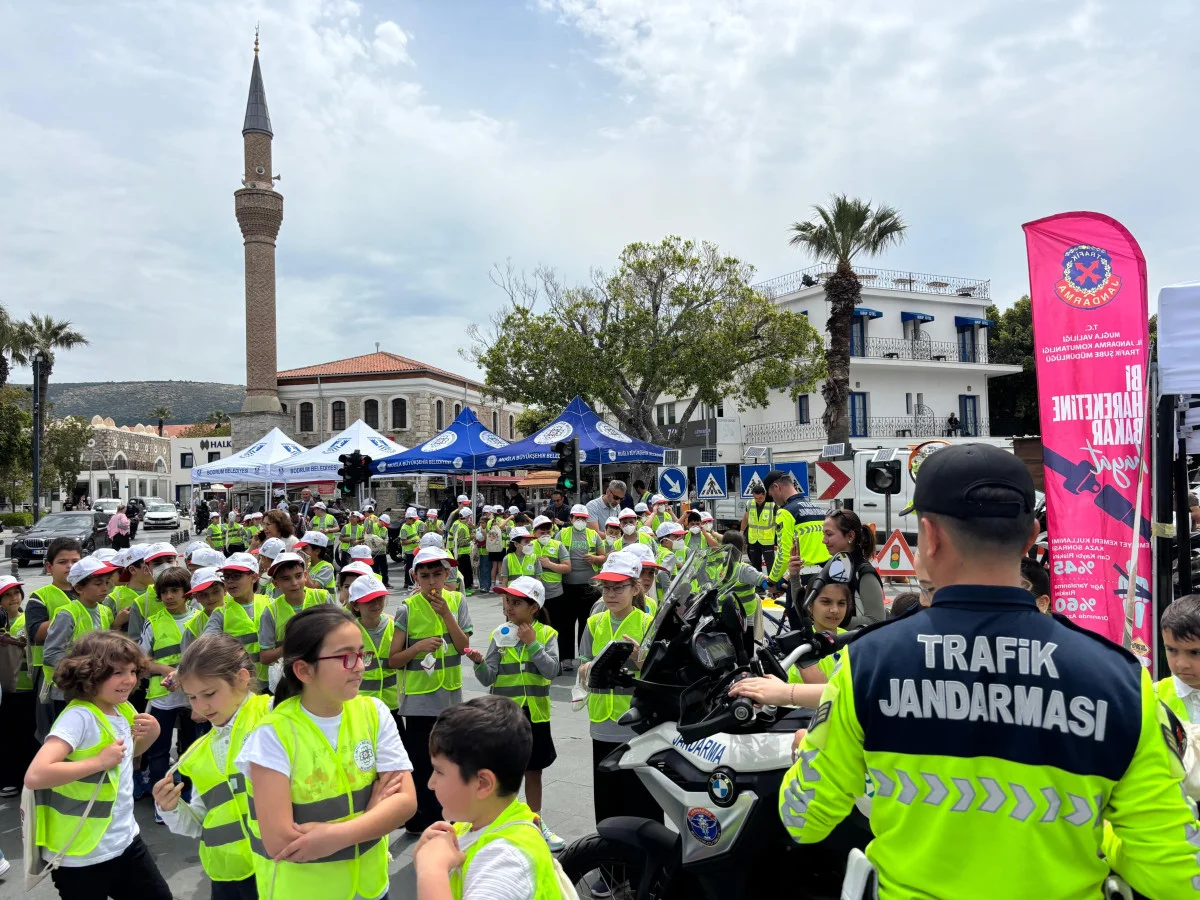 Bodrum’da öğrenci ve vatandaşlara trafik eğitimi verildi