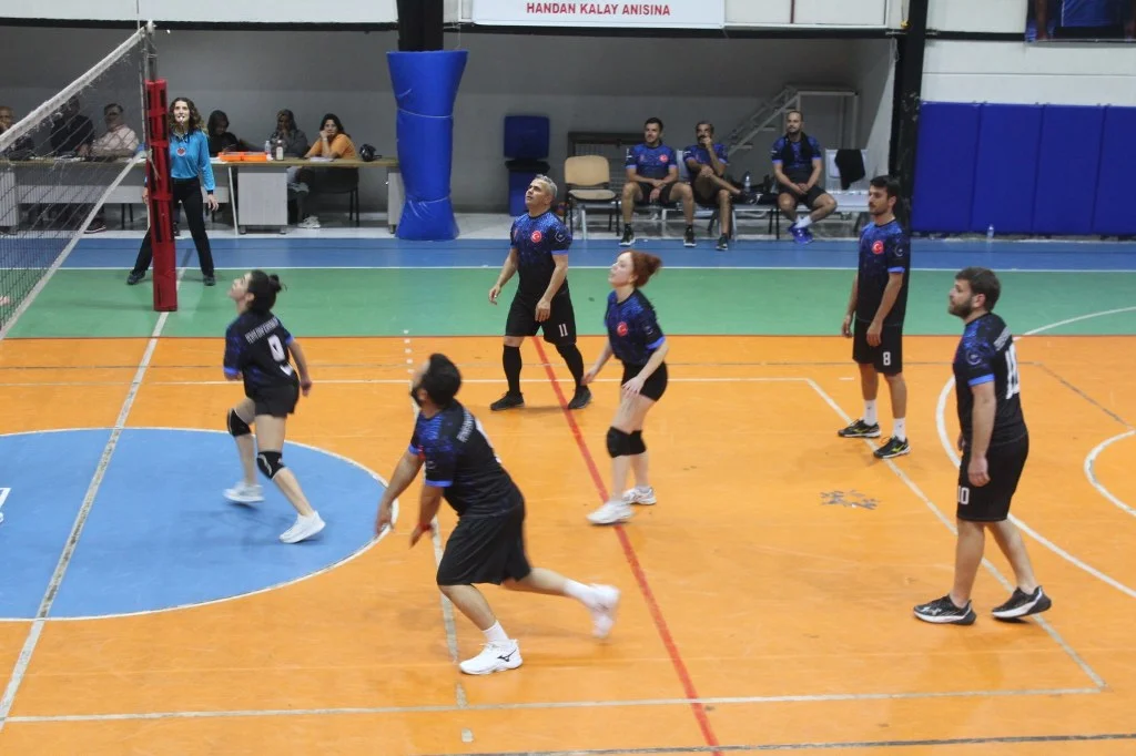 Fethiye Esnaf Odası Voleybol Takımı ilk galibiyetini aldı