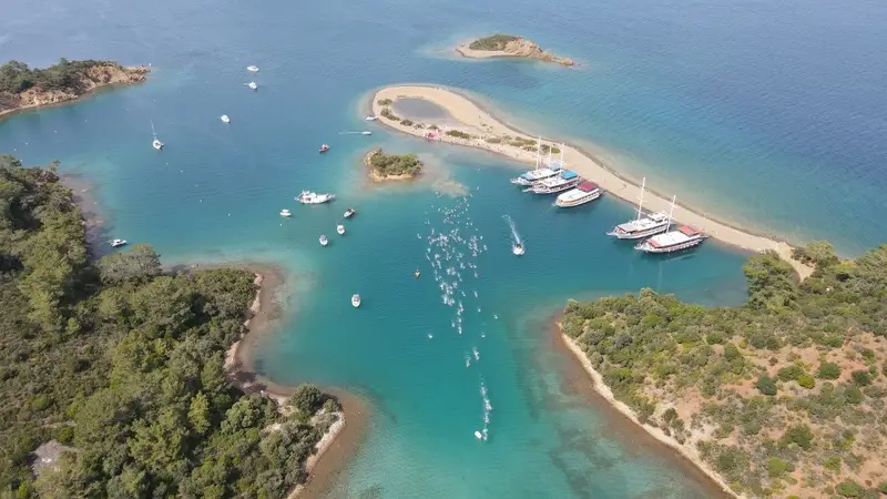 863 sporcu şampiyonluk için kulaç attı