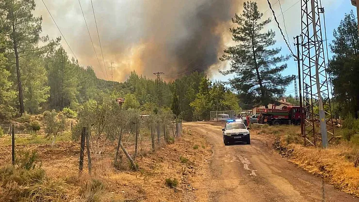 Fire in Fethiye grows under the influence of wind: Flames approach residential areas